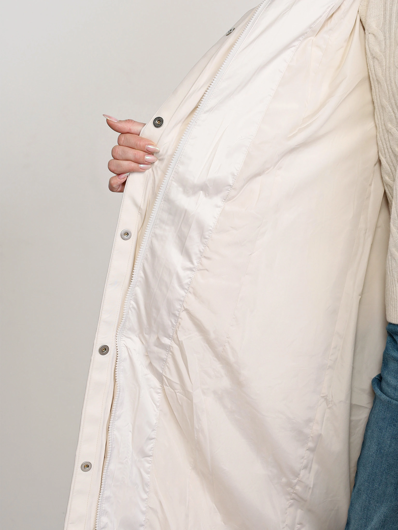 Пуховик светло-бежевого цвета с капюшоном